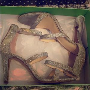 Kelly & Katie size 7 gold Cleo heels